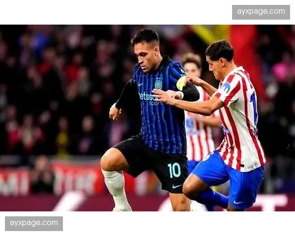 镜头特写：马竞角球防守中，吉梅内斯指挥队友瞬间完成区域与盯人职责切换